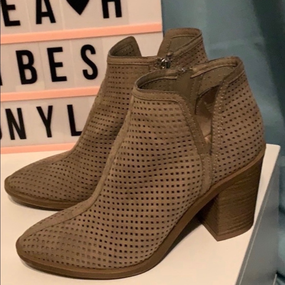 Booties size 6 DV brand